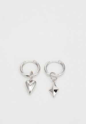 Brincos de argola prateados com um coração e um pendente em forma de diamante. Textura suave com um acabamento polido.