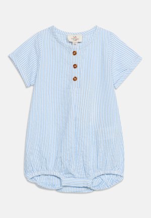 Rampers niemowlęcy z krótkim rękawem w jasnoniebieskie i białe pionowe paski, z trzema brązowymi guzikami z przodu, z elastycznymi otworami na nogi.