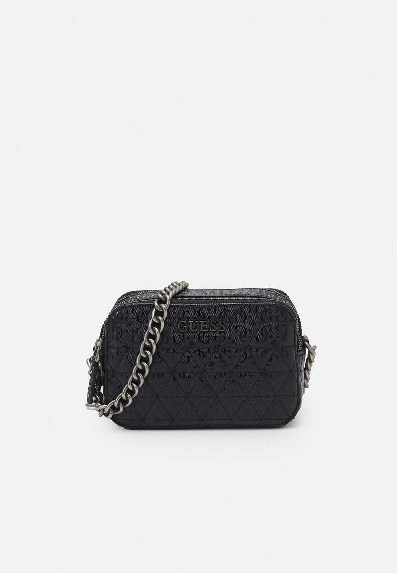 Zwarte synthetische crossbody tas met een diamantgequilt textuur, geperst logo en een zilveren kettingsluiting. Ritsluiting aan de bovenkant.