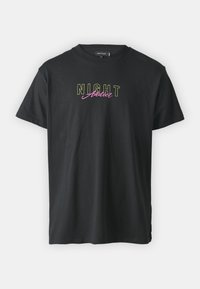 Night Addict T-shirts med print - black