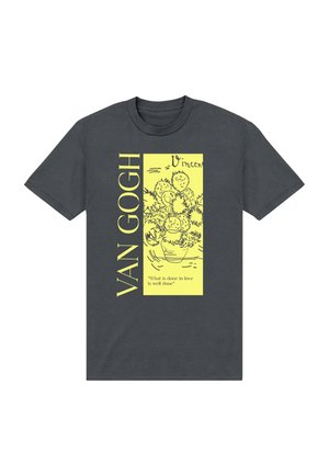 Mørkegrå T-shirt med en gul rektangel, der viser en skitseret buket solsikker, teksten "VAN GOGH" og citatet "Det, der gøres i kærlighed, er vel udført."