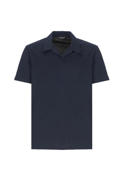 Polo de color azul marino hecho de tela suave, con cuello y mangas cortas. Diseño sencillo sin patrones o acentos visibles.