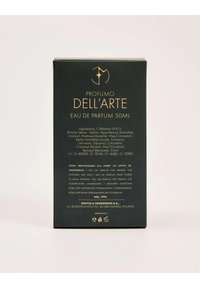 Czarny prostokątny pojemnik z złotym tekstem i logo. Zawiera "Eau de Parfum 50ml" oraz szczegóły składników. Posiada etykiety w wielu językach oraz oznaczenie objętości.