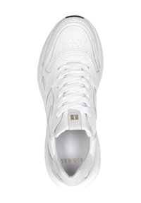 Witte sportieve sneakers van leer met een gestructureerd oppervlak, voorzien van een vetersluiting, geperforeerde neus en een subtiel logo op de tong.