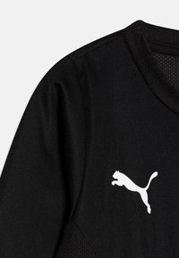 Svart idrottströja med ett texturerat meshnätpanel och en vit Puma-logotyp. Har rund halsringning och slättyg.