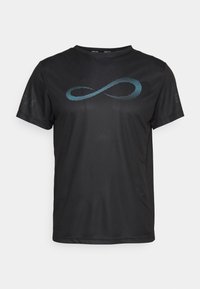 Sort atletisk t-shirt lavet af letvægtsstof, med et turkis uendelighedssymbol grafik på forsiden og blå bogstaver på ærmet.