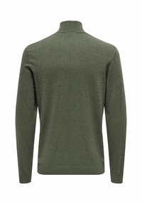 Zöld kötött pulóver magas nyakkal, hosszú ujjal és fitted aljjal. Puha textúrával, finom, egységes mintázattal.