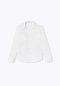 Chemise blanche à manches longues, boutonnée, avec un col classique, fabriquée en tissu doux, présentant une coupe droite et un ourlet arrondi.