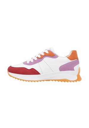Witte sneaker met rode, paarse en oranje accenten, met een gestructureerde zool en vetersluiting. Glad leer en stoffen materialen.
