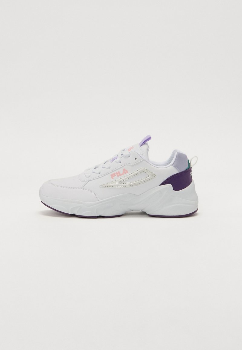 Baskets FILA blanches et violettes avec logo rose, semelle épaisse et design à lacets, vues de profil sur fond blanc uni.