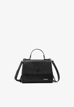 Borsa a mano in pelle nera con texture, dalla forma strutturata, manico superiore, tracolla regolabile e un logo circolare sul davanti.