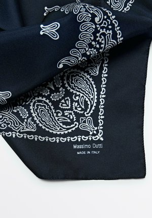 Mørkeblå stof med hvide paisley-mønstre og kant, med teksten "Massimo Dutti Made in Italy" i et hjørne.