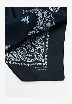 Dunkelblauer Stoff mit weißen Paisley-Mustern und Rand, mit dem Text "Massimo Dutti Made in Italy" in einer Ecke.