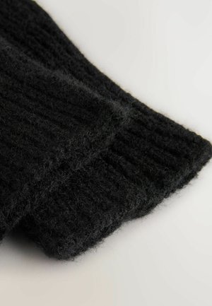 Sort strikket sweater med ribbet tekstur. Stoffet ser blødt og fuzzy ud, med et nærbillede af manchetten, der viser detaljerne.