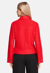 Rode wollen blend jasje met een op maat gemaakt kraag en lange mouwen. Bevat knoopmanchetten en een cropped silhouette. Glad textuur, minimalistische afwerking.