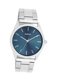 Montre en acier inoxydable argenté avec un cadran rond dégradé bleu, des index horaires argentés minimalistes et un bracelet en maillons métalliques poli.