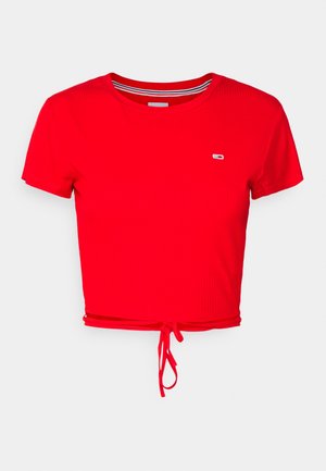 Rød kortærmet cropped t-shirt med rund hals, lille brystlogo på venstre side og justerbar snøre ved kanten.
