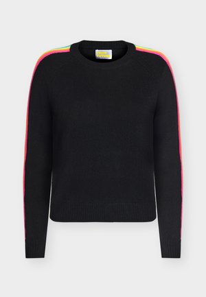 Pull noir à col rond avec manches longues et bandes arc-en-ciel néon allant du col jusqu'aux poignets sur les deux manches.
