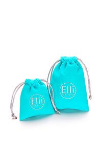 Turkise stofposer med snørelukning i to størrelser med sølvdetaljer og trykt logo "Elli WE ♥ JEWELS" på forsiden. Glat tekstur.