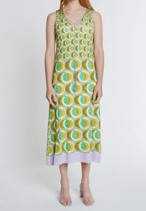 Maxikleid aus grünem Stoff mit einem sich wiederholenden Kreisdesign in Blau und Braun. Es hat einen V-Ausschnitt und ein lavendelfarbenes Saumdetail.