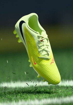 PHANTOM 6 LOW ACADEMY AG - Zapatillas fútbol para césped artificial - hyper crimson/black/limelight