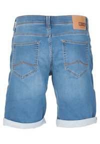 Pantaloni shorts in denim di colore azzurro chiaro con orlo arrotolato. Presentano cuciture orizzontali sulle tasche posteriori e un'etichetta in pelle marrone sul cinturino.