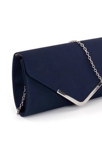 Marineblaue Clutch aus glattem Stoff, mit einem silbernen Kettenriemen und einem geometrischen metallischen Akzent am Klappenverschluss.