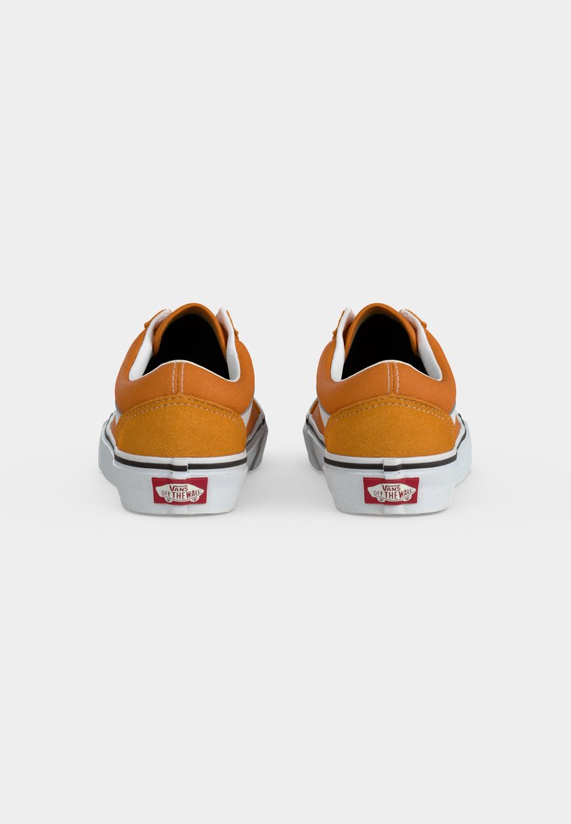 Par de zapatillas Vans naranjas mostradas desde atrás, destacando las medias suelas blancas y las etiquetas rojas con el logo Vans "Off The Wall".