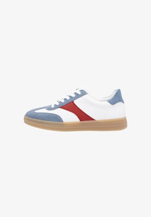 Sneakers z białej skóry, z niebieskimi zamszowymi detalami, czerwonymi akcentami i przezroczystą gumową podeszwą. Klasyczny design niskich butów z sznurowadłami.