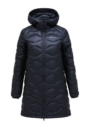 Sort isoleret pufferjakke med hætte, der har et bølgemønster, frontlynlås og knælangt design. Fremstillet af skinnende, glat stof.