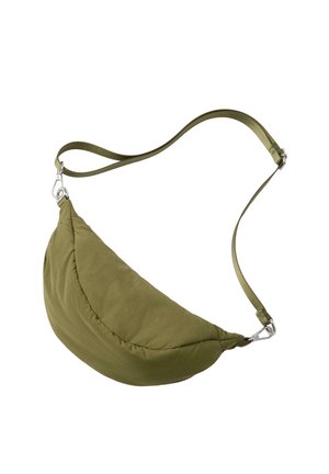 Olivengrøn polstret skuldertaske med justerbar rem og sølvfarvede metalspænder på en hvid baggrund.