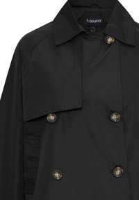 Cappotto trench nero doppiopetto con colletto a lancia, dotato di bottoni in acetato tartarugato e tasca laterale, realizzato in tessuto liscio.
