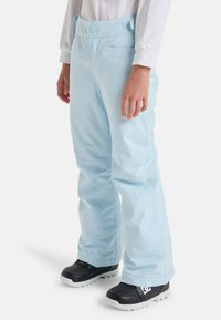 Calças de neve azul-claro feitas de tecido impermeável, com corte reto, cintura ajustável com botões e bolsos laterais.