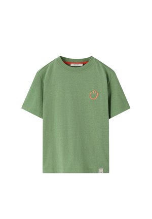 Groen T-shirt met korte mouwen en ronde hals, voorzien van een klein oranje smileylogo op de linkerkant van de borst en een klein wit label onderaan de zoom.