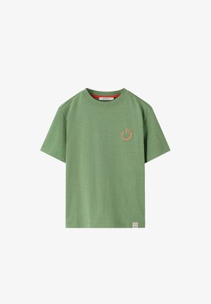 T-shirt vert à manches courtes avec col rond, petit logo sourire orange sur la poitrine gauche et petite étiquette blanche à l'ourlet inférieur.