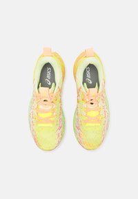 ASICS NOOSA TRI 16 - Chaussures de running sur route - safety yellow/cool matcha