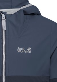 Μπλε και ναυτική εξωτερική ζακέτα με κουκούλα, εμπρόσθιο φερμουάρ και το λογότυπο "Jack Wolfskin" με αποτύπωση πατουσίτσας στο στήθος.