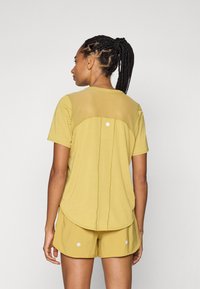 ASICS ROAD TOP - Sport T-shirt - lemongrass