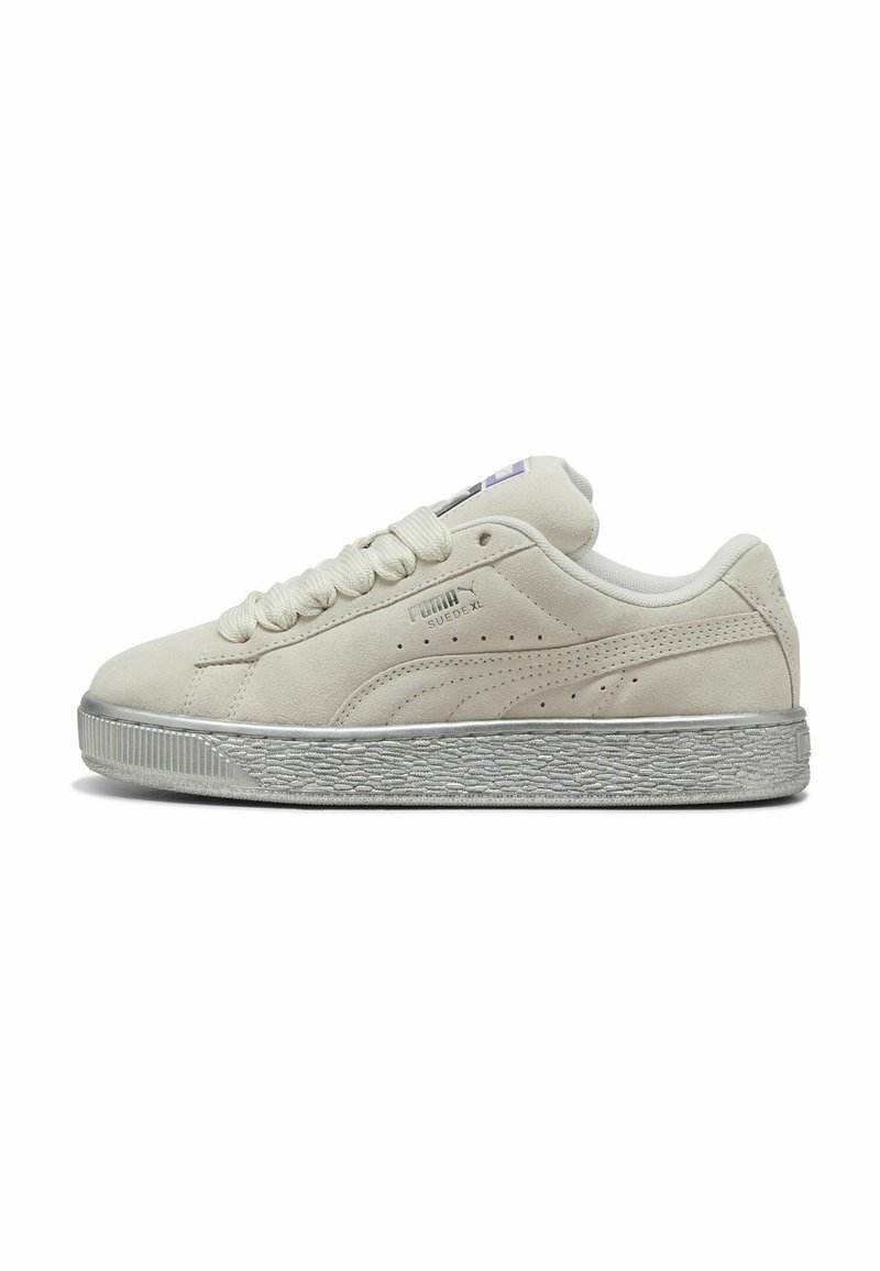 Heled beige nubukist tennisjalats, ümarate varvastega, tekstuurse halli kummist tallaga ja tekstuuriga paelaga. Omab Puma brändingut ja perforatsioonidega aktsente.