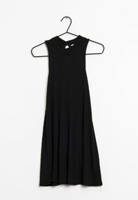 Černé bezramenní šaty na ramínku, s jemným žebrovaným vzorem a kulatým výstřihem s otvorem na zádech.