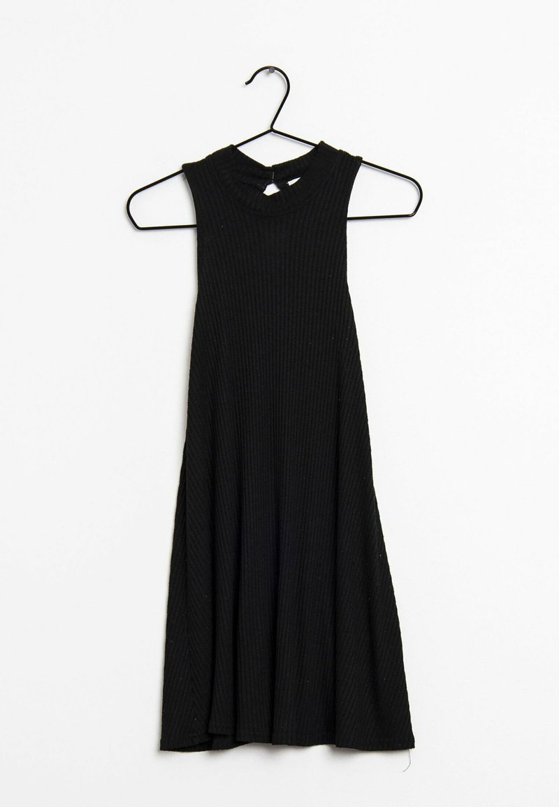 Černé bezramenní šaty na ramínku, s jemným žebrovaným vzorem a kulatým výstřihem s otvorem na zádech.