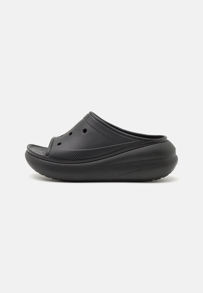 Sabot noir à enfiler avec tige ventilée, sangle texturée et semelle épaisse coussinée, présenté en profil latéral sur fond blanc.