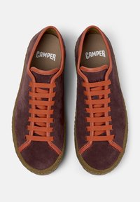 Bordowe zamszowe sneakersy z pomarańczowymi sznurowadłami, z teksturowaną gumową podeszwą i logo "CAMPER" wewnątrz wyściełanego kołnierza.