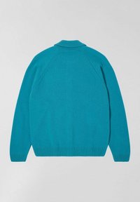 Maglione lavorato a maglia color teal con collo e polsini a costine, caratterizzato da una texture liscia e maniche raglan, mostrato da dietro.
