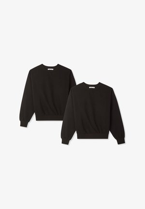 Due felpe nere con collo rotondo, maniche lunghe e polsini e orli a coste su sfondo bianco.