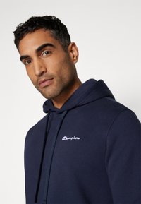 Champion ICONS HOODED SMALL LOGO - Jersey con capucha - dark blue