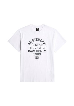 Witte katoenen t-shirt met zwarte tekst: "Amsterdam G-Star Purveyors Raw Denim 1989" in een gebogen en rechte opstelling.
