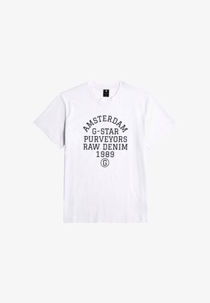 Vit bomullst-shirt med svart text som lyder "Amsterdam G-Star Purveyors Raw Denim 1989" i en böjd och rak layout.