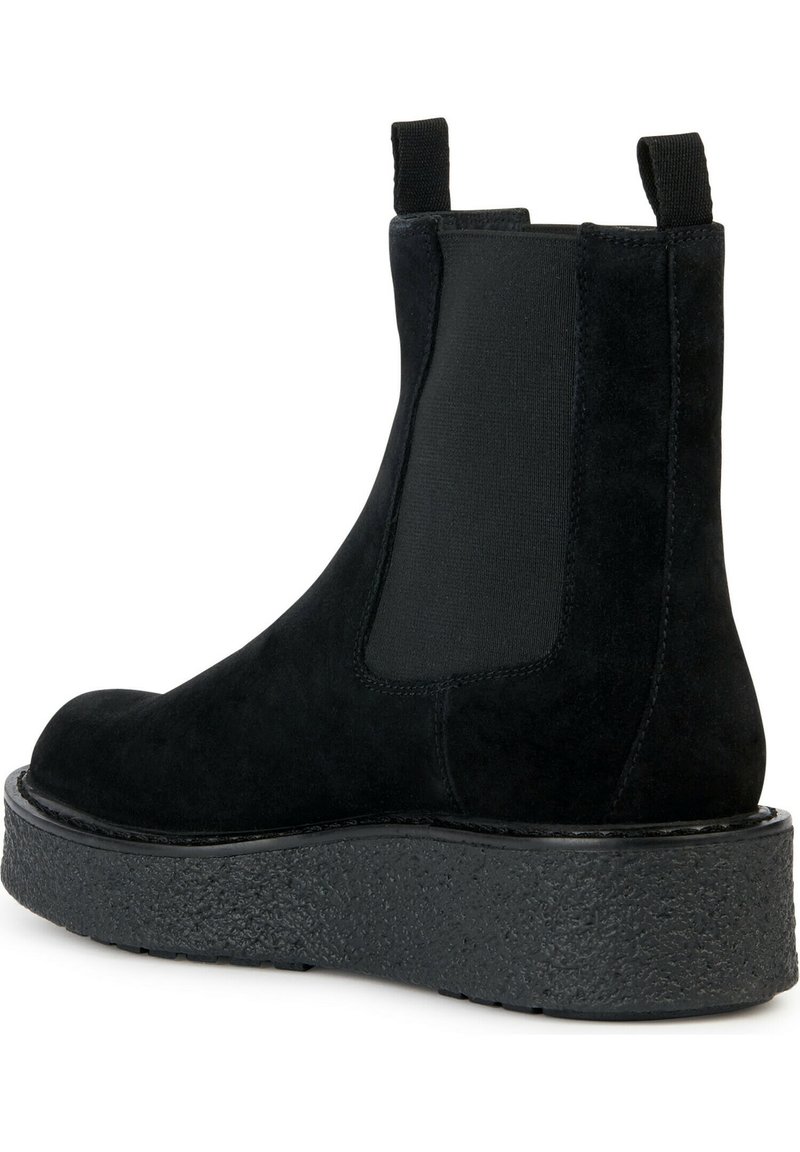 Czarne zamszowe botki za kostkę z elastycznymi panelami bocznymi, okrągłym noskiem, teksturowaną czarną podeszwą platformową i pętelkami ułatwiającymi zakładanie.