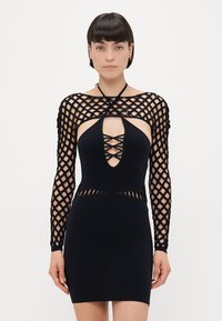 Abito nero con maniche lunghe e aderenti in rete e scollatura a V profonda. Presenta un design incrociato nel busto e una silhouette aderente.